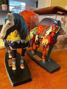 Horse of a different color Figurines - technicolor both numbered